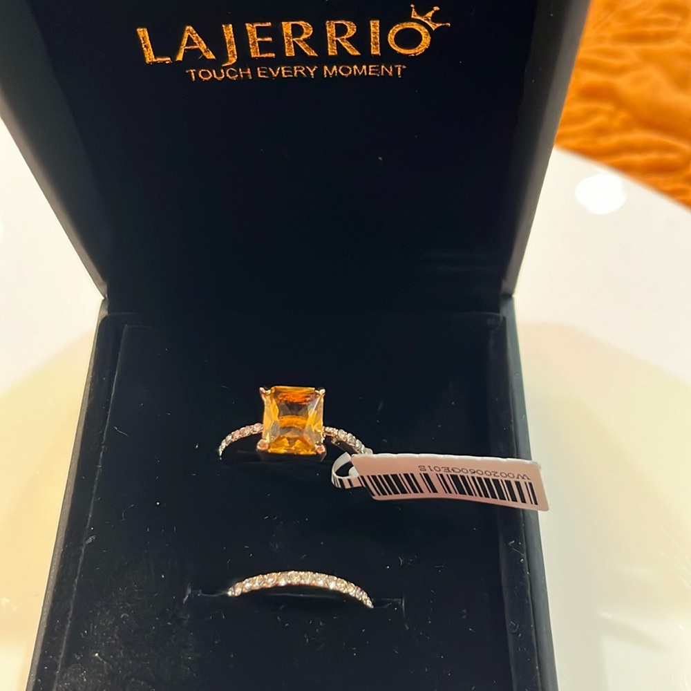 LAJERRIO SQUARE PRONG BEVEL CUT APRICOT STONE /CRYSTALS/BAND(20) CRYSTALS SIZE 7